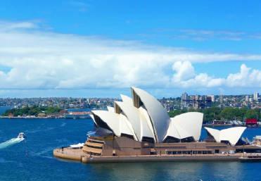 澳洲职场现怪象：超4成求职者因资历过高遭拒，移民群体更受伤