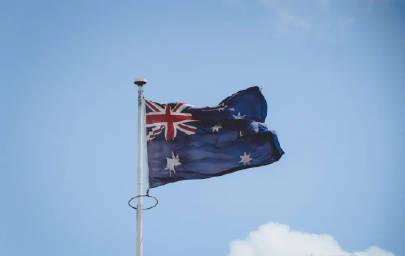 澳洲建筑行业急呼：移民政策不改，12万套住房目标恐难实现！海外技术工人认证竟需18个月