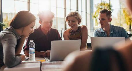 海外华人必看！爱尔兰生活全攻略：从诗意日常到工作签证申请，教你如何突破地区限制观看本土内容